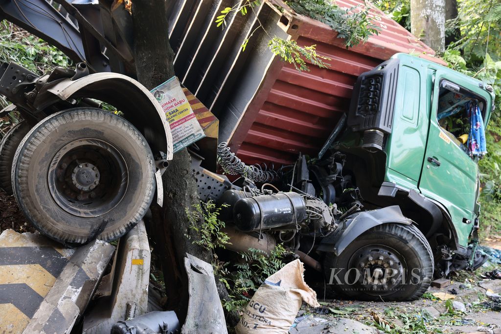 Ilustrasi kecelakaan beruntun. Kondisi sebagian truk kontainer yang mengalami kecelakaan dan keluar dari Jalan Tol Jakarta-BSD, Serpong, Tangerang Selatan, Senin (27/4/2021). Truk terperosok dan tertahan pohon di pinggir Jalan Batam. Sopir truk yang luka-luka dan saat ini sedang diperiksa polisi untuk mengetahui penyebab kecelakaan. Kecelakaan terjadi sekitar pukul 02.30 dini hari. Sampai pukul 10.00 truk belum dievakuasi. 