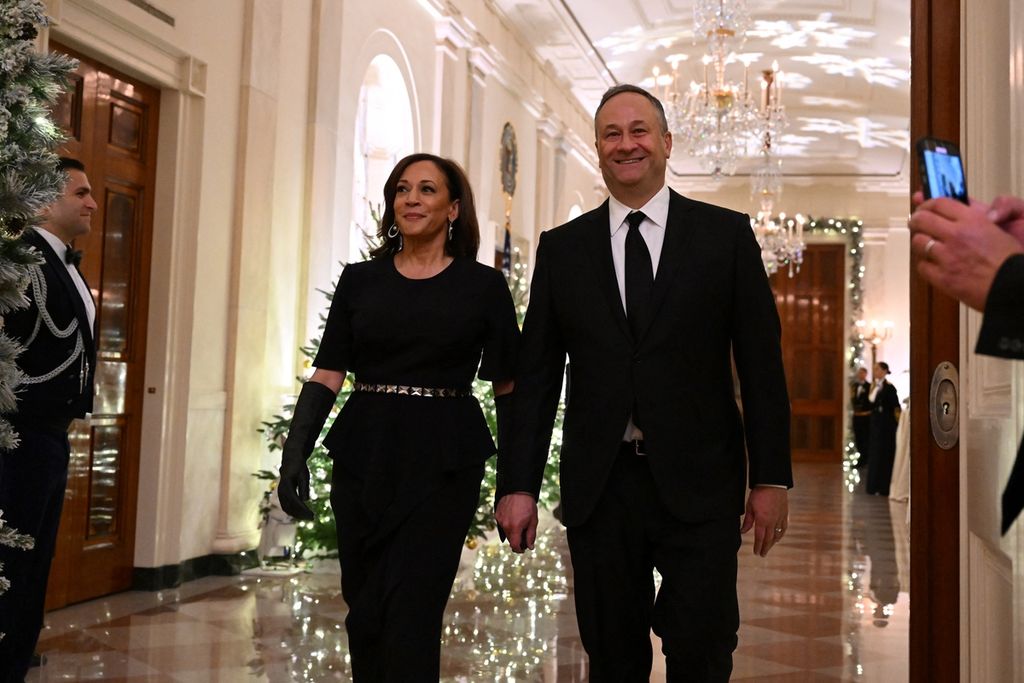 Wakil Presiden Amerika Serikat Kamala Harris dan Douglas Emhoff tiba di resepsi untuk Penerima Penghargaan Kennedy Center di Ruang Timur Gedung Putih di Washington DC, AS, 4 Desember 2022.