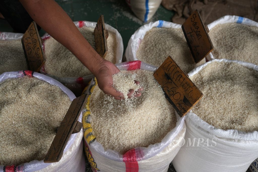 A buyer inspects the quality of rice at the Cipinang Rice Market in East Jakarta on Thursday (25/4/2024). According to data from the Central Statistics Agency, in April 2024, rice experienced a monthly deflation of 2.72 percent and a yearly inflation of 15.9 percent.