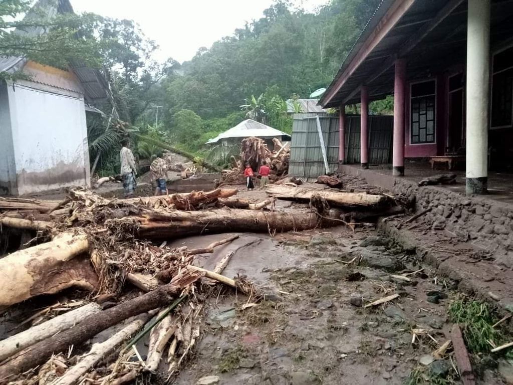 Kondisi pascabanjir bandang di Kampung Langgai, Nagari Ganting Mudik Utara Surantih, Pesisir Selatan, Sumatera Barat, Jumat (8/3/2024).