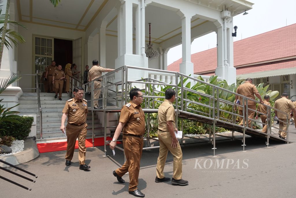 Para penjabat kepala daerah seluruh Indonesia keluar dari Istana Negara seusai mendengarkan arahan Presiden Joko Widodo di Istana Negara, Jakarta, Senin (30/10/2023).