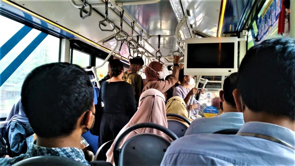 Kondisi padat penumpang di bus Transjakarta tujuan Pulo Gadung-Tosari, Jakarta, pada Jumat (4/11/2022). Sejumlah penumpang terlihat berdiri karena tidak mendapat tempat duduk.