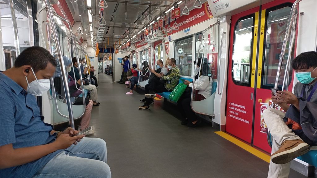  Penumpang MRT Jakarta di Stasiun Lebak Bulus, Jakarta Selatan, Senin (12/6/2023). 