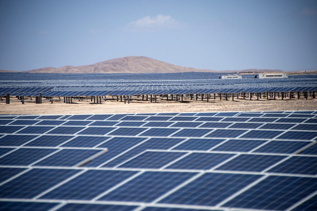 Dalam arsip foto bertanggal 7 Maret 2019 ini terlihat ladang panel surya di Cerro Dominador, Antofagasta, Chile. 