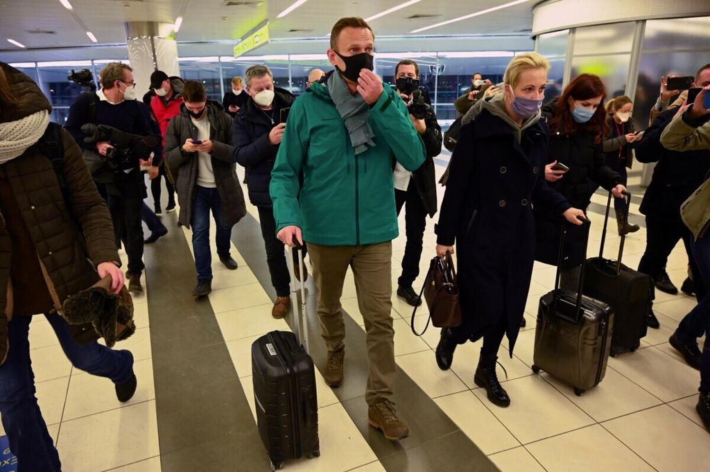 Alexei Navalny dan istrinya, Yulia, kembali ke Rusia dari Jerman pada 17 Januari 2021. Aparat kepolisian Rusia langsung menahan Navalny begitu tiba di bandara. 