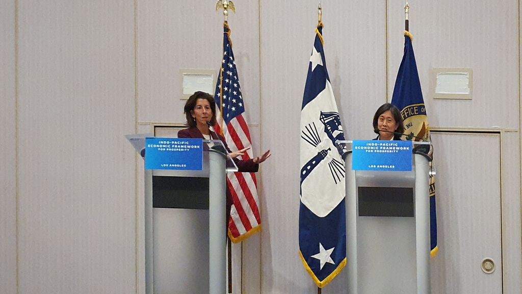 Menteri Perdagangan AS Gina Raimondo (kiri) dan Perwakilan Dagang Katherine Tai sedang berdiskusi dengan para pemimpin redaksi yang hadir dalam penutupan IPEF di Los Angeles, Amerika Serikat, 9 September 2022. 