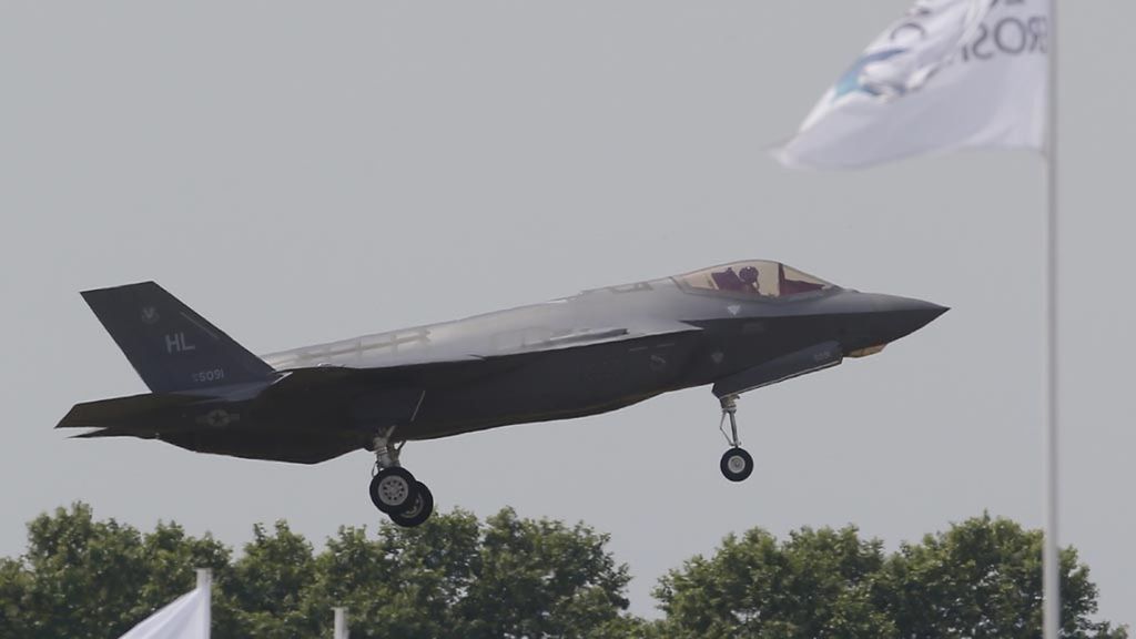 Demonstrasi terbang dari produsen pesawat Lockheed Martin, yakni F-35 Lightning II di Paris Air Show, Perancis, Selasa (20/6/2017). Pada Maret 2022, Jerman menjajaki pembelian jet tempur sejenis.