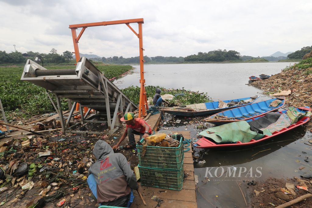 Officers collect trash from the Citarum River near Saguling Reservoir in Cihampelas, Bandung Regency, West Java, on Tuesday (7/2/2023). These officers are part of the Bening Saguling Foundation, an organization that focuses on developing environmental and economic education.