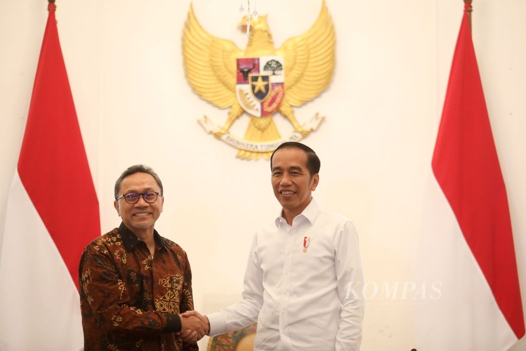 Presiden Joko Widodo bertemu Ketua Umum Partai Amanat Nasional yang juga Wakil Ketua MPR Zulkifli Hasan di Istana Merdeka, Jakarta, Senin (14/10/2019). Pertemuan tersebut membahas sejumlah hal, seperti amendemen UUD 1945, kondisi ekonomi, sosial, politik, keamanan, dan penjajakan koalisi di pemerintahan.