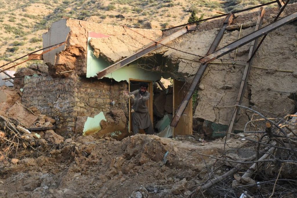 Keluarga korban banjir membersihkan puing-puing rumah yang runtuh di daerah yang dilanda banjir setelah hujan lebat di pinggiran Quetta, Provinsi Balochistan, 6 September 2022.  Lebih dari 33 juta orang di Pakistan telah terkena dampak banjir.