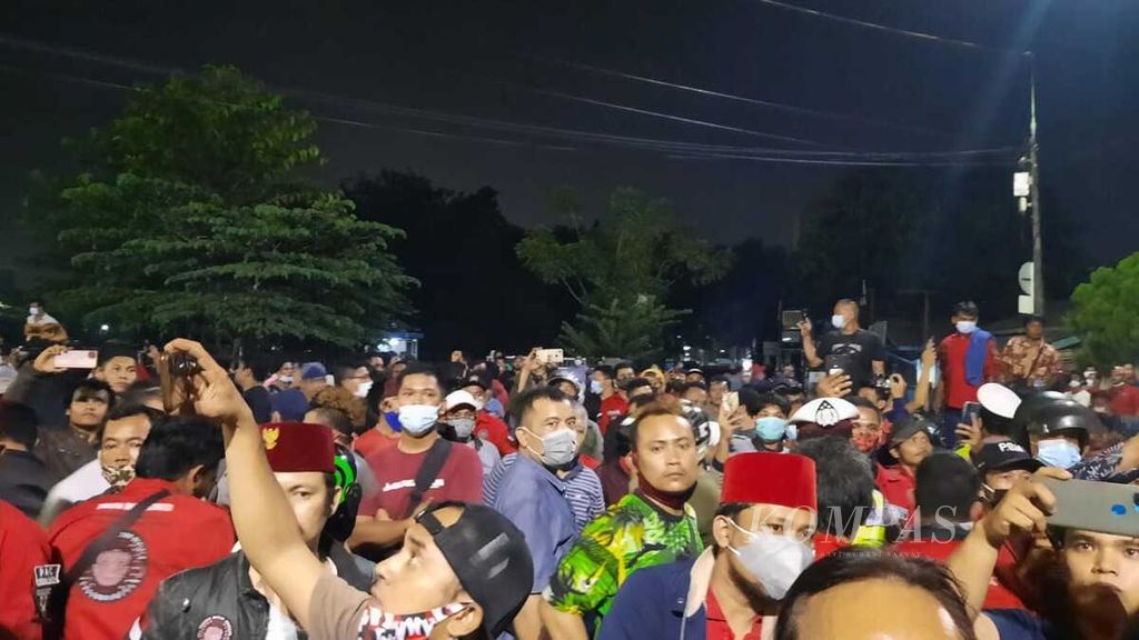 Situasi massa antarormas di Polres Metro Bekasi Kota, pada Selasa (8/6/2021) malam. Dua kubu ormas terlibat bentrok di depan kantor polisi tersebut.