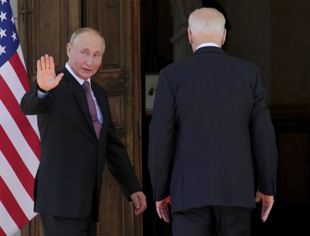 Presiden Rusia Vladimir Putin (kiri) melambai di samping Presiden AS Joe Biden dalam pertemuan mereka di ‘Villa la Grange’, di Jenewa, Swiss, pada Rabu (16/6/2021)