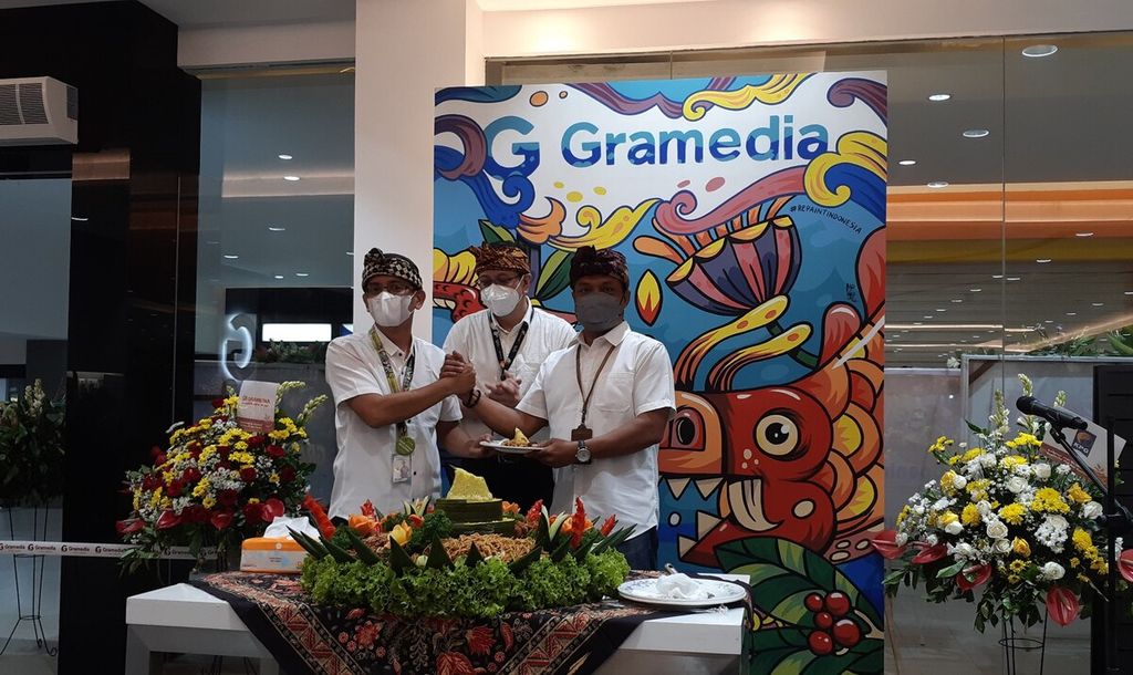 Gramedia menghadirkan pembaruan di toko buku Gramedia Bali Mal Galeria di Mal Bali Galeria, Kuta, Badung. Acara potong tumpeng menyemarakkan seremonial pembukaan kembali toko buku Gramedia Bali Mal Galeria, Sabtu (16/7/2022).