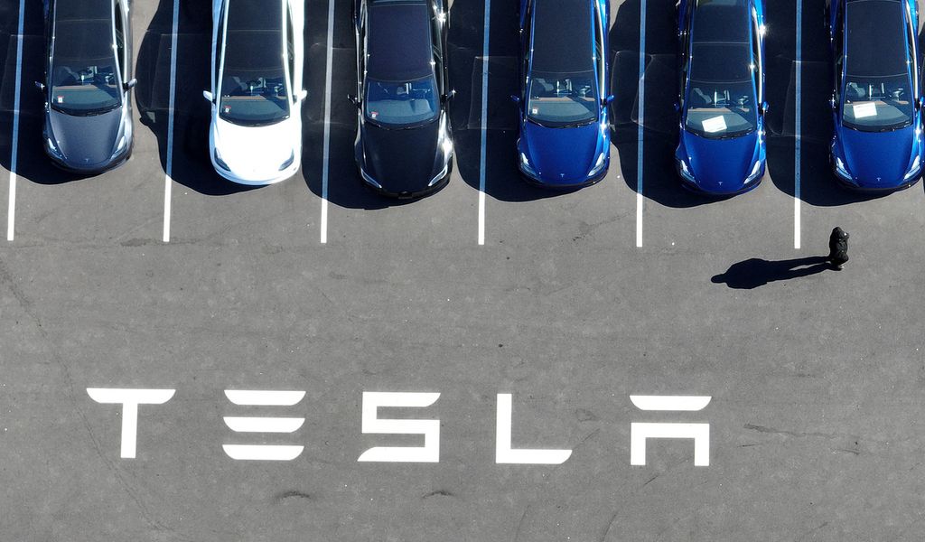 Dalam foto pada Oktober 2022 di pabrik Tesla yang terletak di Fremont, California, Amerika Serikat, terlihat sejumlah mobil listrik yang akan dikirim ke gerai penjualan. Tesla dan sejumlah pabrikan kendaraan listrik memangkas harga dalam beberapa waktu terakhir.