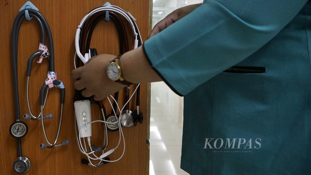 Beberapa peralatan pemeriksaan dipersiapkan di meja tunggu perawat di Bangsal Sempur, Rumah Sakit Umum Daerah Kota Bogor, Kota Bogor, Jawa Barat, yang dijadikan ruang tambahan sebagai antisipasi lonjakan kasus Covid-19, Senin (7/2/2022). 