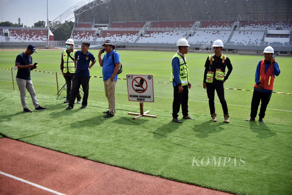 Pejabat PSSI Sumatera Selatan dan Pemerintah Provinsi Sumatera Selatan saat mendampingi tim dari FIFA melakukan inspeksi terakhir di Stadion Gelora Sriwijaya Jakabaring, Palembang, Sumatera Selatan, Kamis (23/3/2023). Walau batal menjadi tuan rumah Piala Dunia U-20 2023, renovasi Stadion Gelora Sriwijaya terus dilanjutkan. 