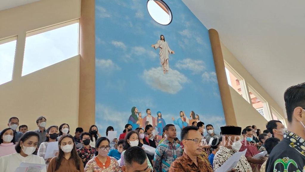 Umat Katolik dan Kristen mengikuti ibadat Ekumene di lantai dua Gereja St Mikael, Kabupaten Magelang, Jateng, Senin (23/1/2023).