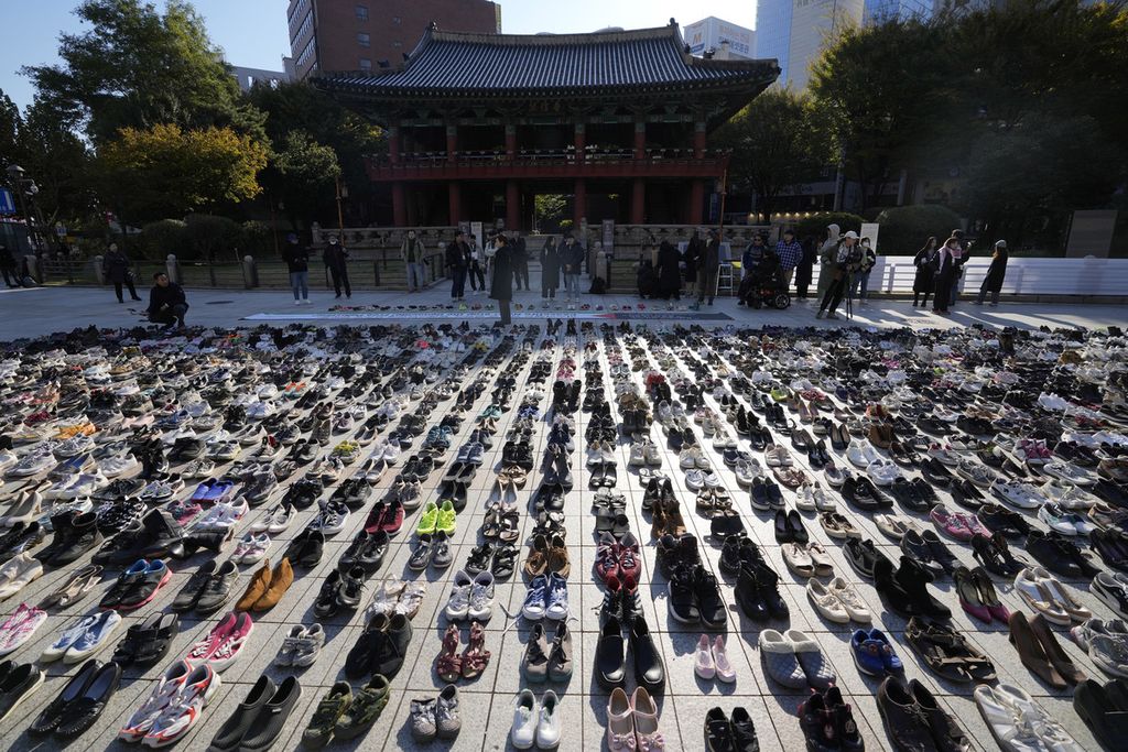 Sekitar 2000 pasang sepatu yang melambangkan jumlah korban warga Palestina di Jalur Gaza dan Tepi Barat yang menjadi korban kekejaman Israel diletakkan di sebuah lokasi di Kota Seoul, Korea Selatan, Jumat (17/11/2023).