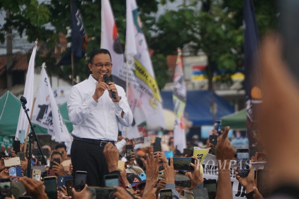 Suasana kampanye terbuka calon presiden Anies Baswedan di Cilacap, Jawa Tengah, Rabu (24/1/2024).
