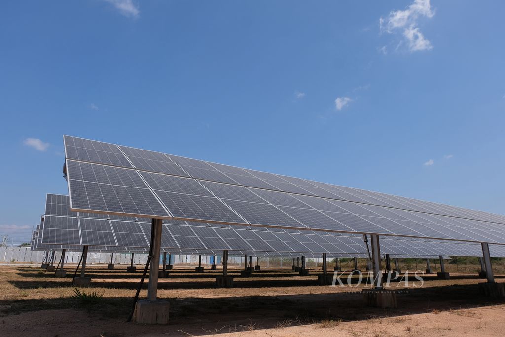 <i>Solar farm</i> di kawasan pabrik SIG di Rayong, Thailand, Kamis (24/3/2023). Perusahaan pengemasan aseptik ini memasang 12.350 panel surya dengan kapasitas 5.675 megawatt per jam (MWh) di area seluas 40.064 meter persegi di pabrik di Rayong.