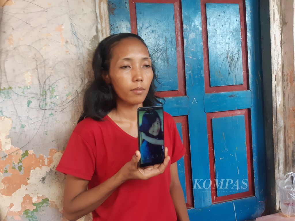 Marliyana (33), kakak Vina, menunjukkan foto adiknya di rumahnya di Jalan Kapten Samadikun, Kota Cirebon, Jawa Barat, Selasa (14/5/2024). Vina merupakan pelajar yang menjadi korban pembunuhan dan pemerkosaan pada 2016.