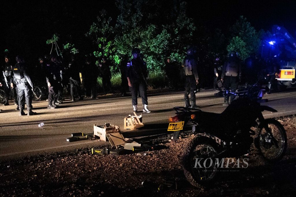 Kotak gas air mata aparat terserak di jalan saat bentrok dengan warga di Pulau Rempang, Batam, Kepulauan Riau, Kamis (7/9/2023).