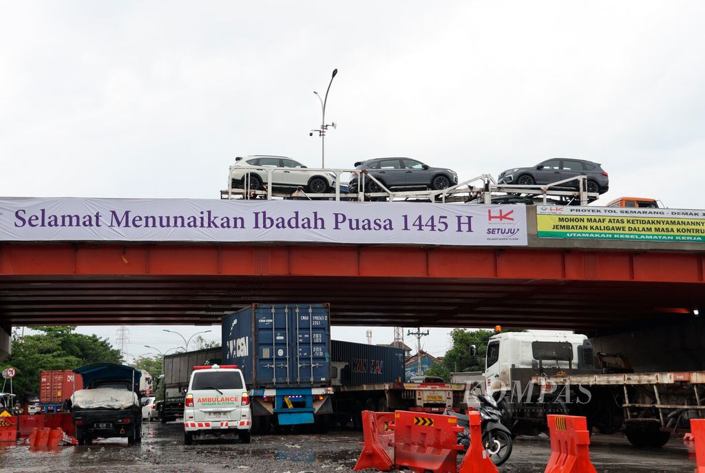 Kemacetan lalu lintas terjadi akibat banjir melanda sejumlah akses jalan pantura di Kaligawe, Kota Semarang, Jawa Tengah, Rabu (13/3/2024).  