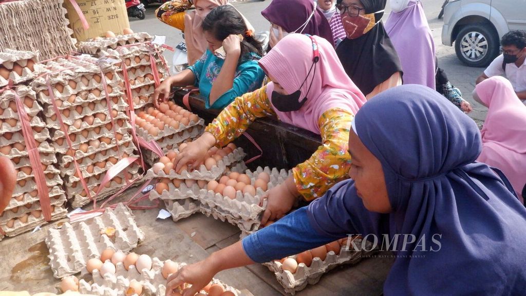 Warga memilih telur ayam ras yang dijual dalam kegiatan pasar murah untuk pengendalian inflasi pangan pascakenaikan harga bahan bakar minyak di Lapangan Kamboja, Banjarmasin Tengah, Kota Banjarmasin, Kalimantan Selatan, Kamis (15/9/2022). 