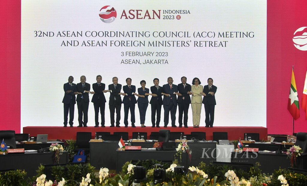 Para menteri luar negeri ASEAN dan Sekretaris Jenderal ASEAN saling berjabat tangan saat pembukaan Pertemuan Dewan Koordinasi ASEAN (ACC) dalam rangkaian Retreat Pertemuan Menteri Luar Negeri ASEAN atau ASEAN Foreign Ministers Meeting (AMM) Retreat di Sekretariat ASEAN, Jakarta, Jumat (3/2/2023). 