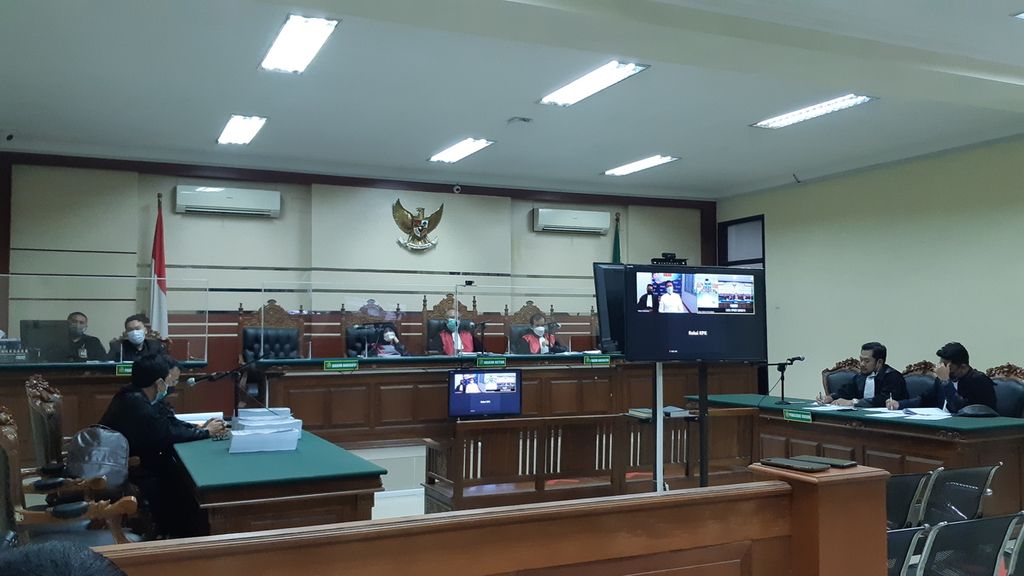 Mantan Wali Kota Batu Eddy Rumpoko saat sidang di Pengadilan Tipokor Surabaya, Kamis (14/4/2022). Eddy didakwa menerima gratifikasi sebesar Rp 46 miliar selama menjabat.