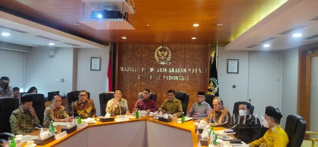 Pimpinan MPR seusai menerima laporan Badan Pengkajian MPR tentang bentuk hukum dan substansi Pokok-pokok Haluan Negara di Jakarta, Kamis (7/7/2022). MPR memastikan tidak ada amendemen konstitusi untuk membentuk haluan negara.