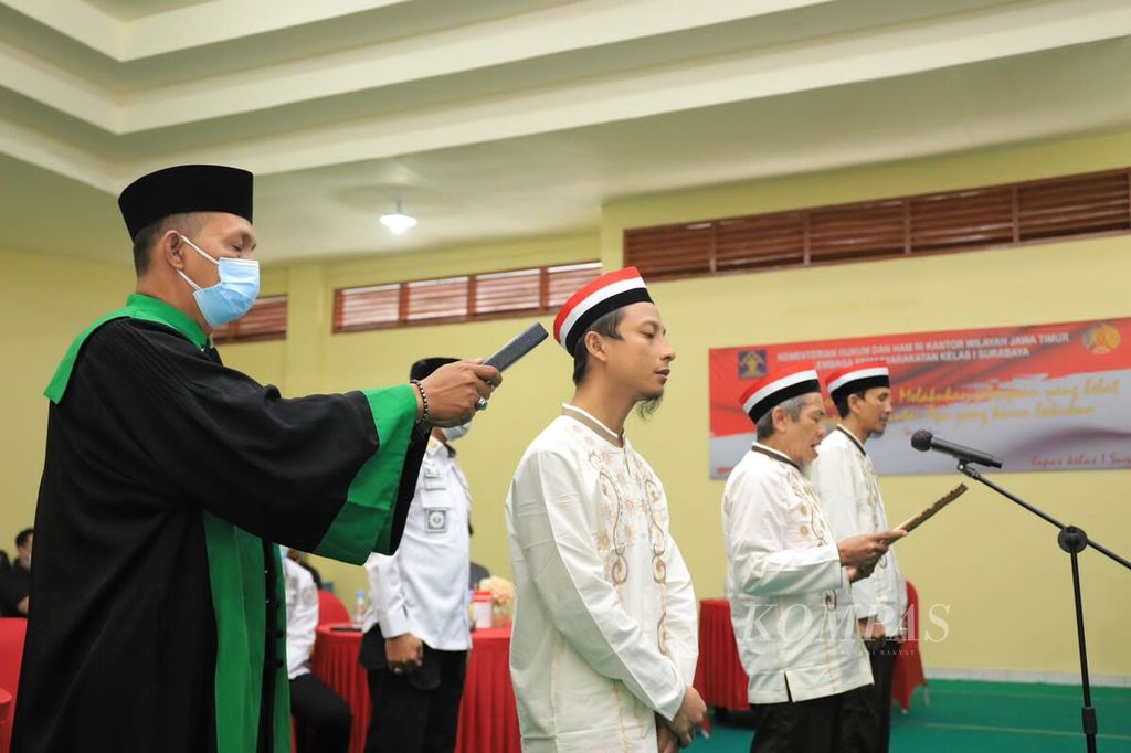 Tiga napi terorisme berikrar setia kepada NKRI di Lapas Kelas I Surabaya di Porong, Sidoarjo, Jumat (18/2/2022).