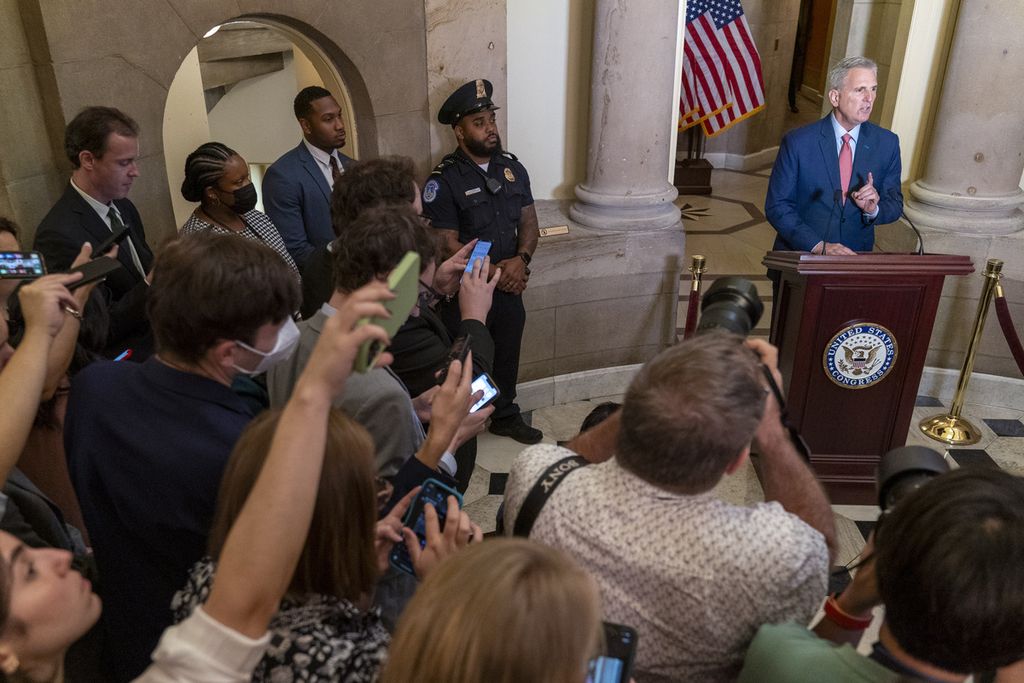 Ketua Dewan Perwakilan Rakyat Amerika Serikat Kevin McCarthy, yang berasal dari Partai Republik, memberikan penjelasan tentang dimulainya upaya pemakzulan Presiden AS Joe Biden kepada media di Gedung Capitol, Selasa (12/9/2023). 
