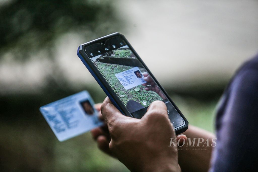 Aktivitas mengambil foto KTP untuk keperluan administrasi pinjaman daring di Pinang, Tangerang, Banten, Rabu (18/8/2021). KTP merupakan salah satu data diri yang banyak digunakan sebagai syarat administrasi via daring. 