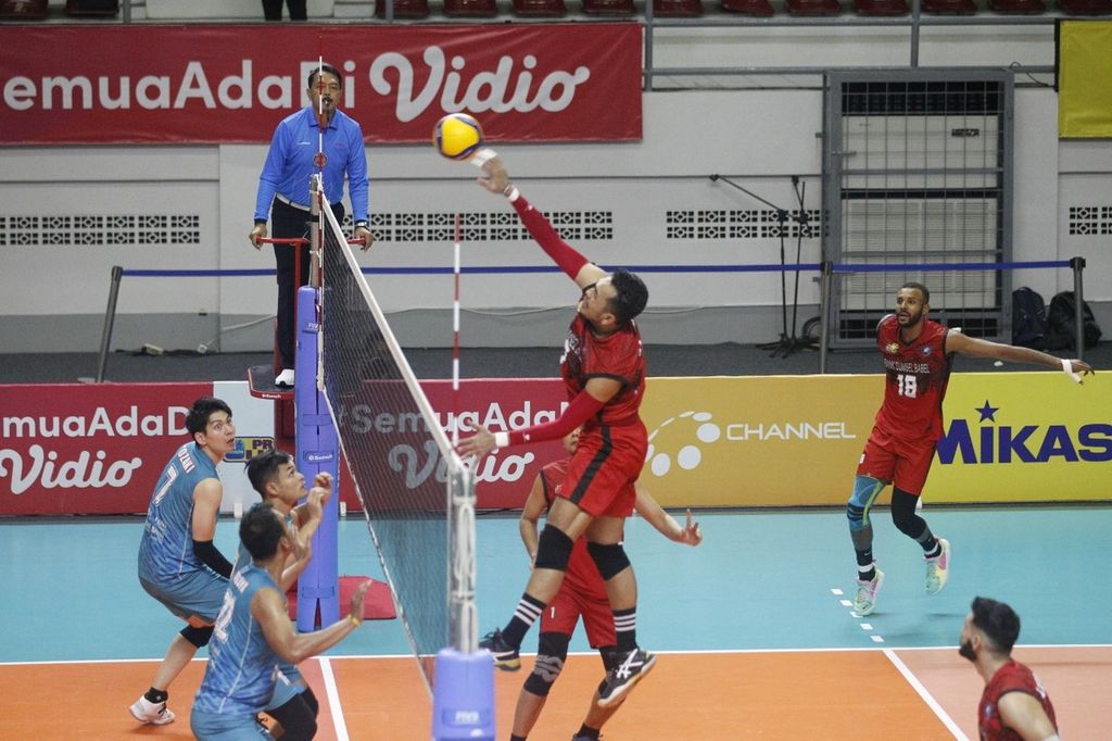 The match between Jakarta BNI 46 (blue) and Palembang Bank SumselBabel (red) in the eighth series or the last series of the preliminary round of PLN Mobile Proliga 2022 took place at Padepokan Bola Voli Sentul, West Java, on Sunday (6/3/2022).
