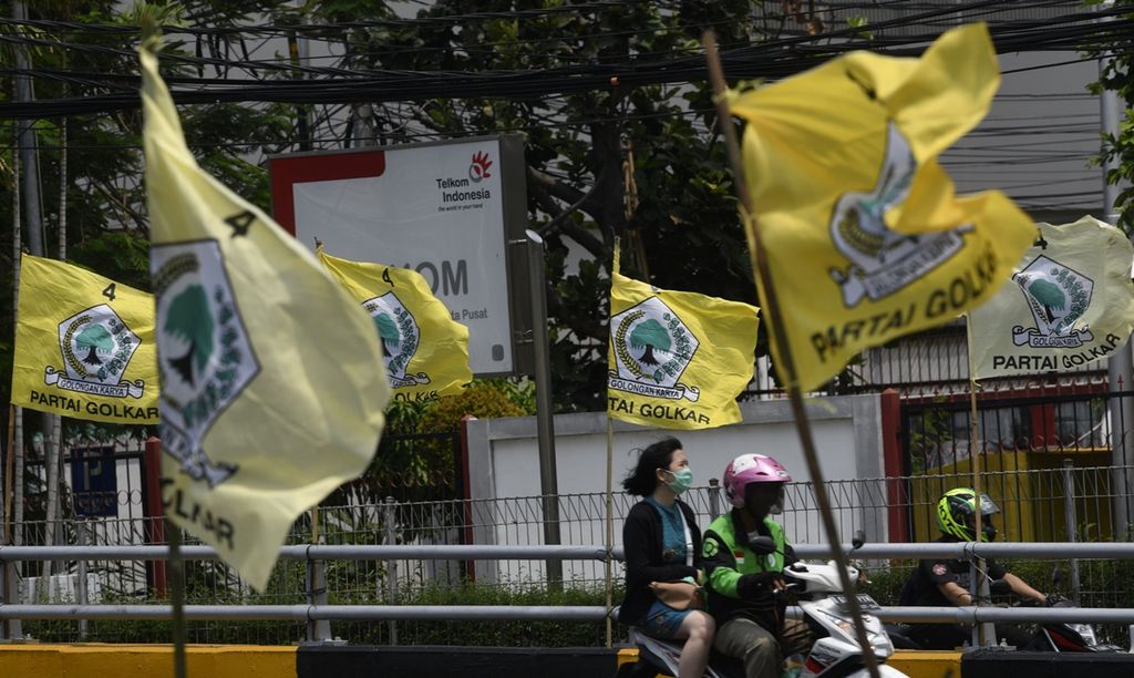Bendera Partai Golkar dipasang berderet di jalan layang Jalan KH Mas Mansyur, Jakarta, Minggu (1/12/2019). Partai Golkar akan menggelar Musyawarah Nasional (Munas) pada 3-6 Desember mendatang di Jakarta. Pemilihan ketua umum menjadi salah satu agenda dalam Munas.