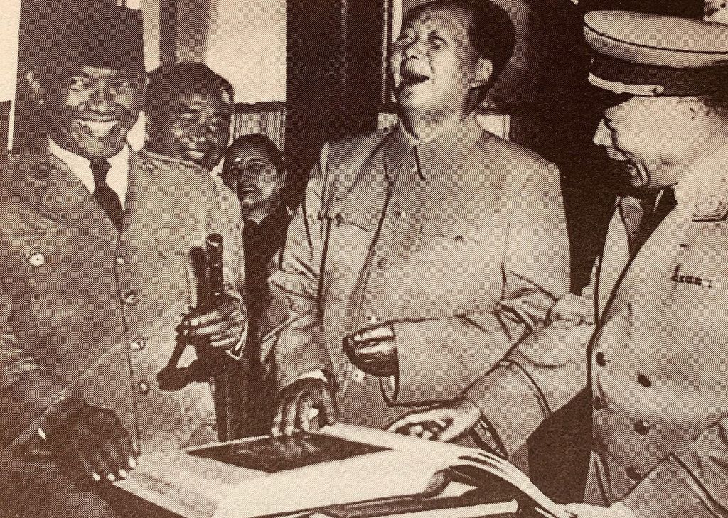 Pemimpin tertinggi China, Mao Tse Tung (tengah), tertawa gembira ketika membicarakan koleksi seni lukis Presiden Soekarno, menjelang 1960.