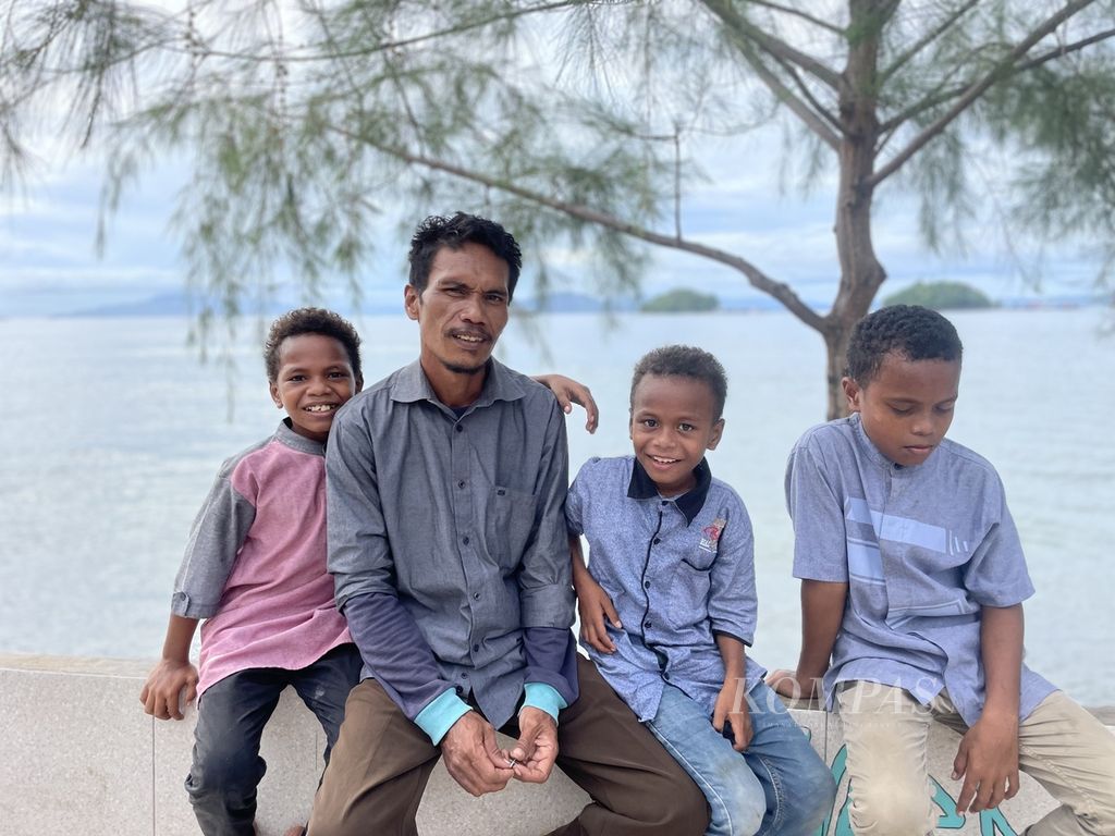 Warga bersama keluarganya, Kota Jayapura, Papua, Rabu (10/4/2024).