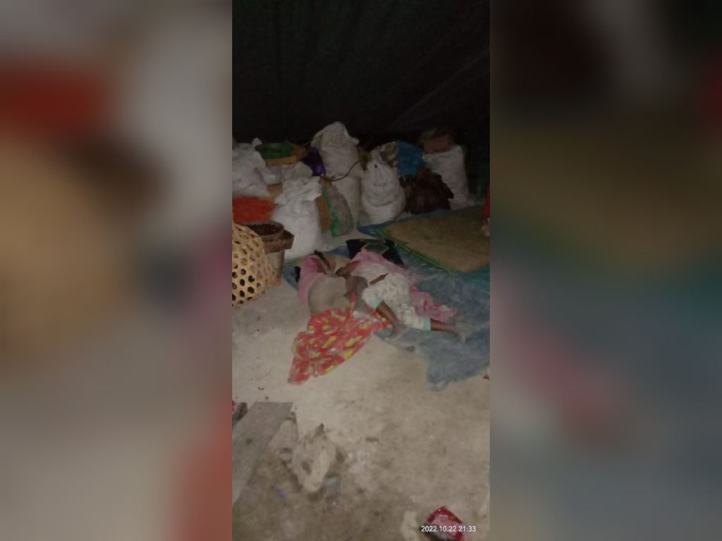 Warga Besipae, Kecamatan Amanuban Tengah, Kabupaten Timor Tengah Selatan, tidur di tenda darurat seusai rumah mereka dirobohkan seperti pada Sabtu (22/10/2022) malam.