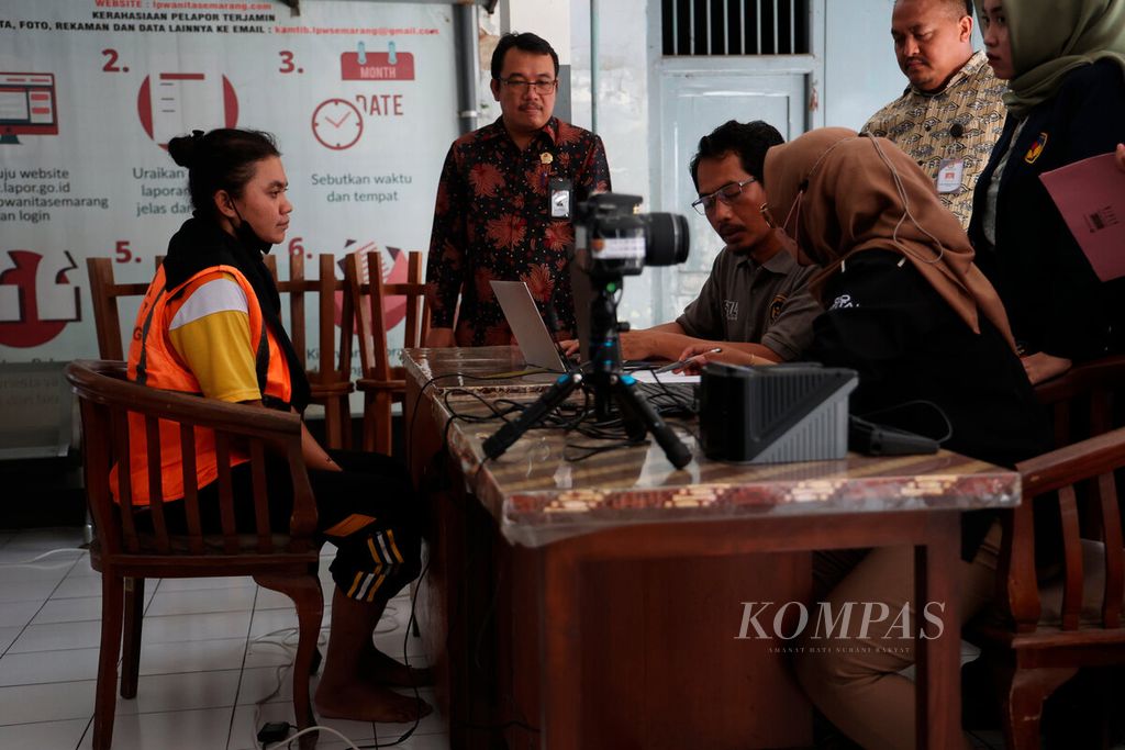 Petugas memeriksa data kependudukan agar narapidana dapat turut serta terdaftar sebagai pemilih pada Pilkada Jateng di Lembaga Pemasyarakatan Kelas IIA Wanita Semarang, Kota Semarang, Jawa Tengah, Jumat (2/8/2024). 