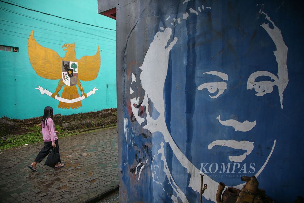 A mural of national hero RA Kartini is depicted on a warehouse wall in the Bhakti Jaya area, South Tangerang, Banten, Friday (15/4/2022).