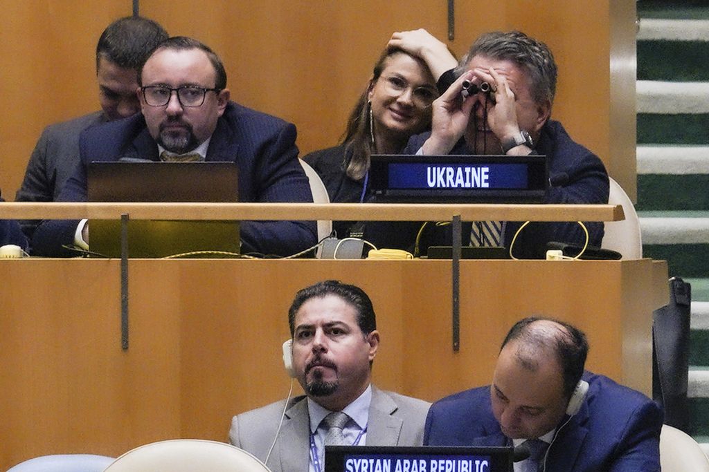 Duta Besar Ukraina untuk PBB Sergiy Kyslytsya (kanan, atas) menggunakan binokular dalam sidang Majelis Umum PBB yang menggelar pemungutan suara di Markas Besar PBB, New York, AS, 12 Oktober 2022, untuk mengecam keras referendum ilegal Rusia di Ukraina. 
