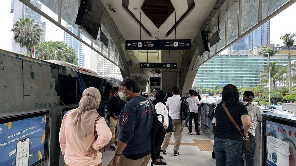 Sejumlah pengguna bus Transjakarta di Halte Transjakarta Bundaran Hotel Indonesia, Senin (28/11/2022).