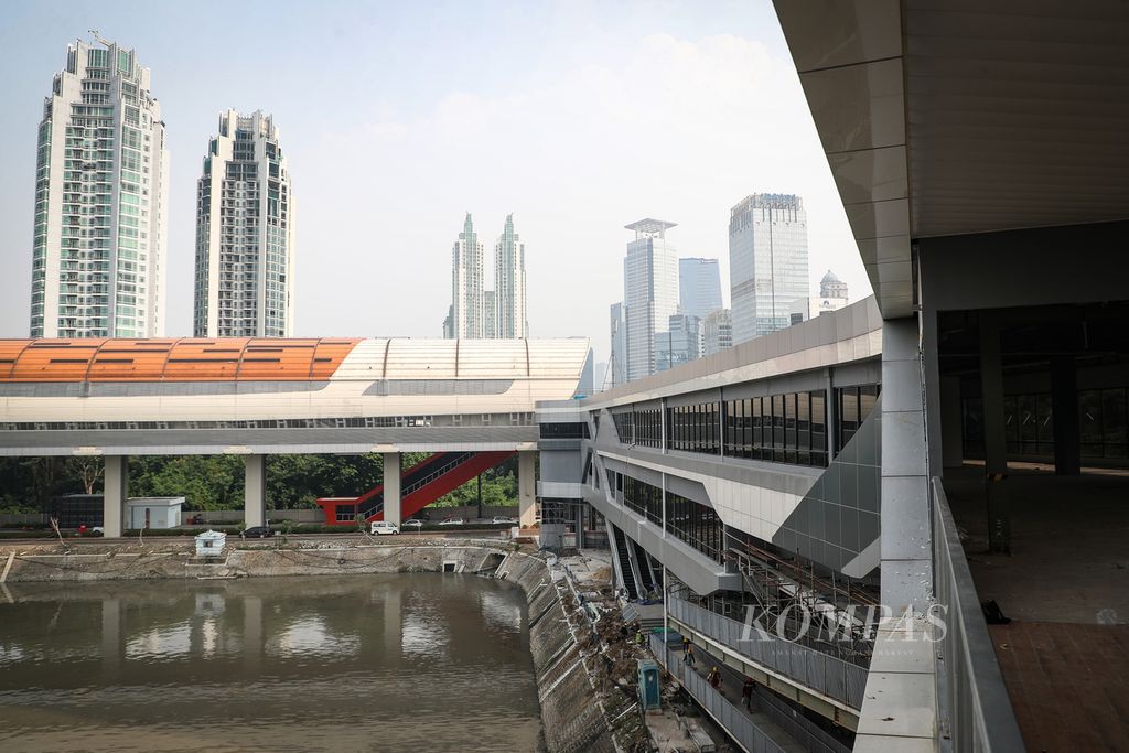 Stasiun LRT Dukuh Atas yang terhubung dengan Jembatan Penyeberangan Multiguna (JPM) Dukuh Atas, Jakarta, Jumat (14/7/2023). Pembangunan JPM Dukuh Atas yang ditargetkan selesai pada 31 Juli 2023 telah mencapai 88 persen per Juni 2023. Menurut rencana, jembatan tersebut diresmikan Presiden Joko Widodo pada 18 Agustus 2023 bersamaan dengan peresmian LRT Jabodebek, Kereta Cepat Jakarta-Bandung, dan revitalisasi Taman Mini Indonesia Indah. 