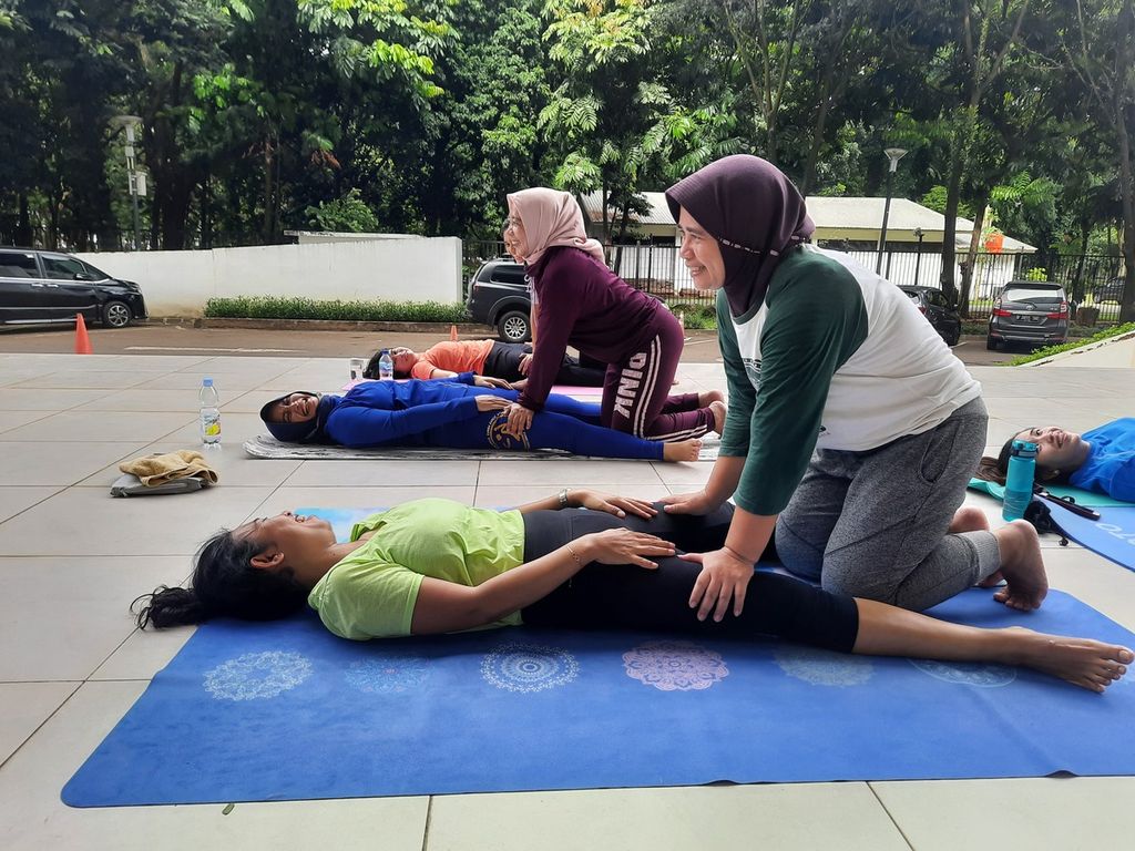 Anggota komunitas YogaDogether GBK sedang mengikuti kelas Zen Thai Massage di Stadion Akuatik, Gelora Bung Karno, Jakarta, Minggu (20/11/2022). 