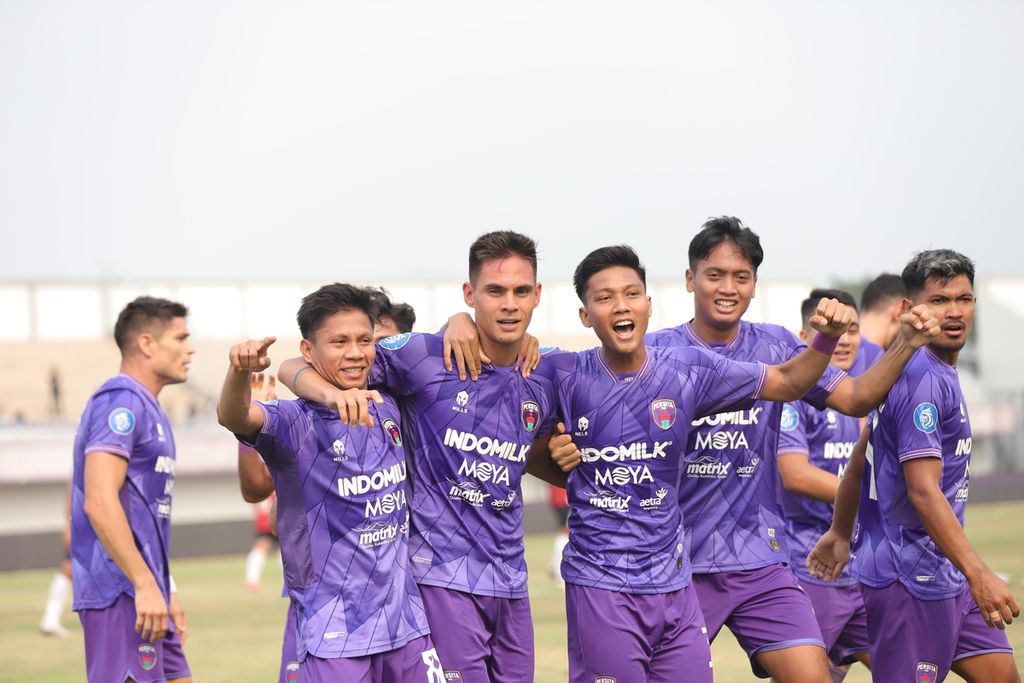 Bek tengah Persita Tangerang Christian Rondini (ketiga dari kanan) merayakan gol ke gawang Mathura United pada laga BRI Liga 1 2023-2024 di Stadion Indomilk Arena, Tangerang, Bandon, Jumat (1/9/2023).  Meski sempat membawa Persita unggul, Rondini melakukan dua kesalahan yang mengawali dua gol Mathura.