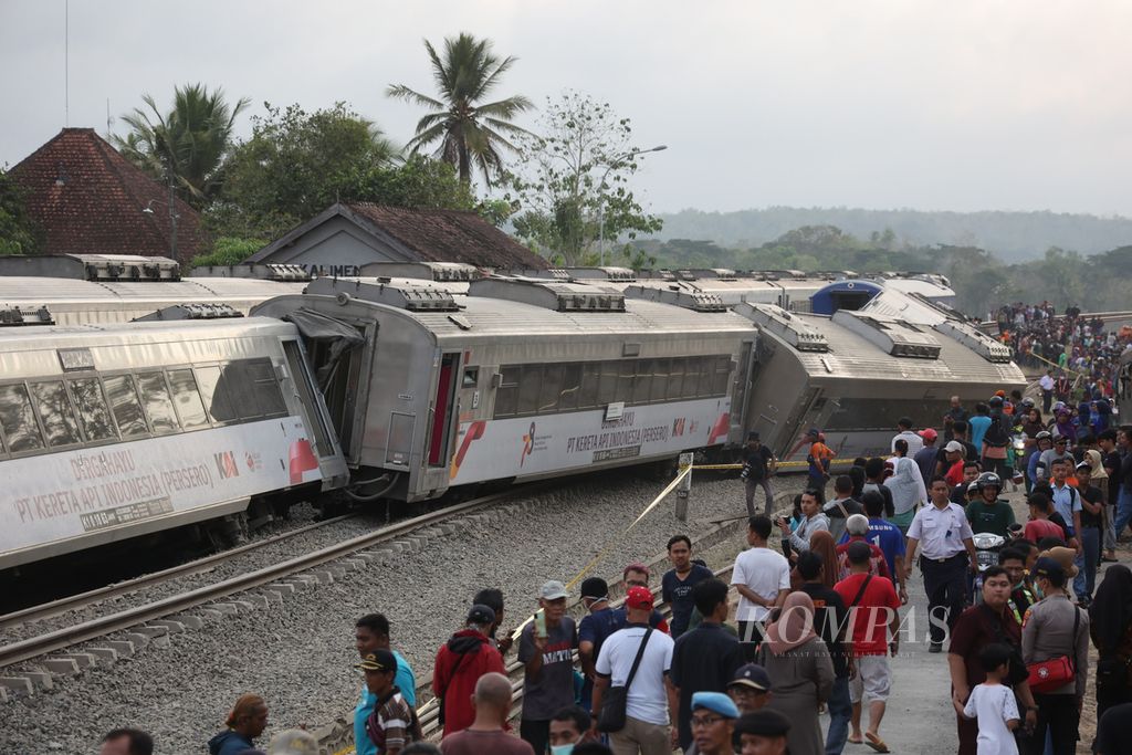 Ilustrasi. Sejumlah gerbong KA Argo Semeru miring setelah rangkaian kereta itu anjlok di Dusun Kalimenur, Desa Sukoreno, Sentolo, Kulon Progo, DIY, Selasa (17/10/2023). 
