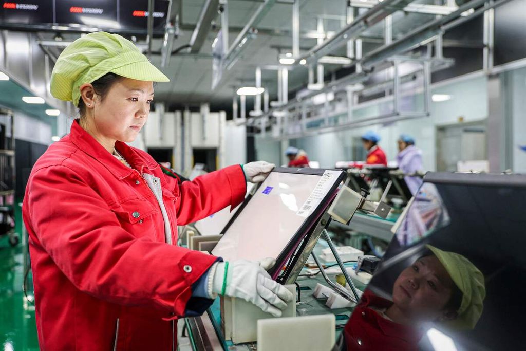 Seorang karyawan bekerja di bagian produksi layar monitor LCD di sebuah pabrik di Ruichang, Provinsi Jiangxi, China tengah, 26 Februari 2024. 