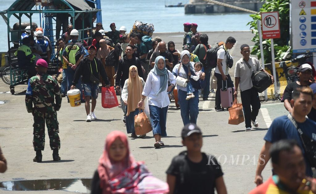 Dengan barang bawaan, penumpang KM Dorolonda dari Makassar turun di Pelabuhan Tanjung Perak, Surabaya, Rabu (3/4/2024).  