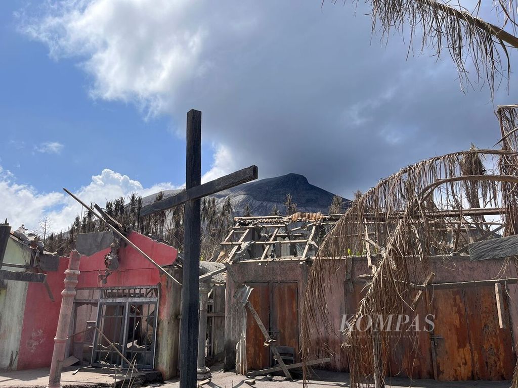 The condition of houses in Laingpatehi Village, Tagulandang district, Sitaro Regency, North Sulawesi, which were destroyed due to the eruption of Mount Ruang on Friday (10/5/2024). Laingpatehi Village is a village located right at the foot of Mount Ruang.